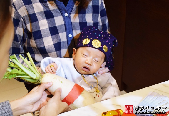 剃胎毛、滿月剃頭、嬰兒剃頭、嬰兒理髮、嬰兒剃髮、嬰兒剃胎毛、嬰兒滿月剃頭、寶寶剃頭、剃胎毛儀式、剃胎毛吉祥話、滿月剃頭儀式、滿月剃頭吉祥話、寶寶剃胎毛、寶寶滿月剃頭理髮、 台中西區剃胎毛、台中西區滿月剃頭、 台中西區嬰兒剃頭剃胎毛、台中西區嬰兒理髮、台中西區嬰兒剃髮、寶寶(台中西區到府嬰兒寶寶滿月剃頭理髮、免費到府嬰兒剃胎毛儀式吉祥話)。到府剃頭剃胎毛主持、專業拍照、DVD光碟、證書。★購買「臍帶章、肚臍章、胎毛筆刷印章」贈送：剃頭、收涎、抓周，三選一。2015.01.13 照片12